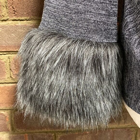 Rain Black & White Knot Front Faux Fur Sleeve Top Size Large NWT - Picture 4 of 6